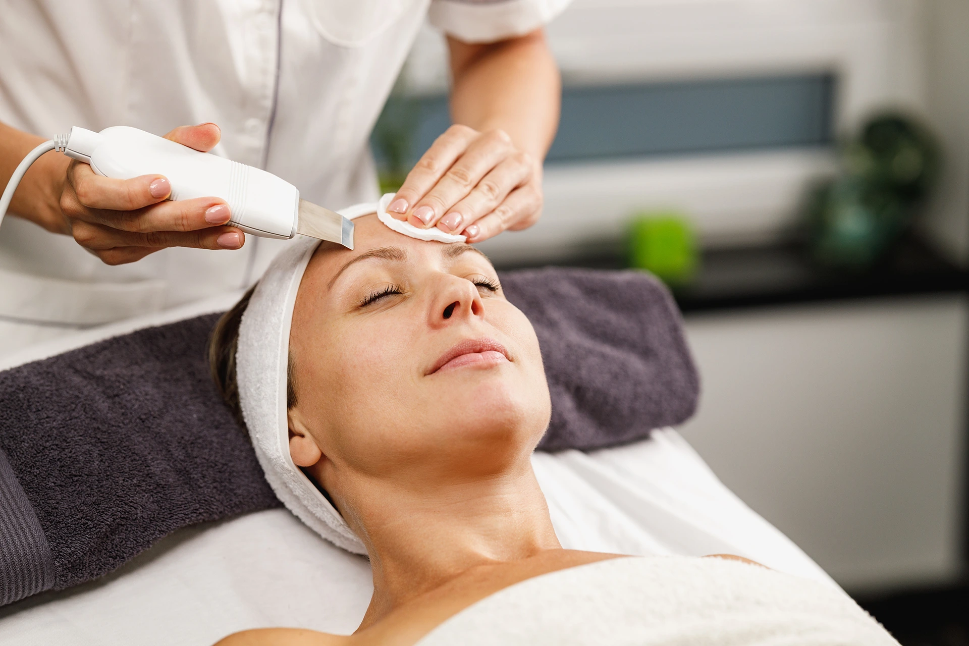 Acne Dermaplaning Do's and Don'ts: Exfoliating Safely Around Breakouts